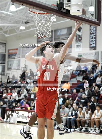 Thumbnail 2 in Mater Dei vs. Mayfair (Rancho Mirage Holiday Invitational) photogallery.