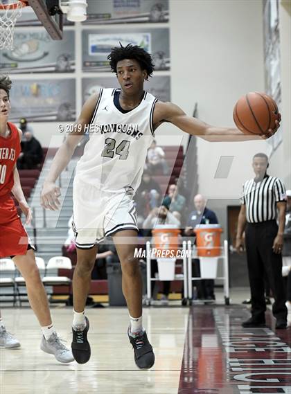 Thumbnail 2 in Mater Dei vs. Mayfair (Rancho Mirage Holiday Invitational) photogallery.