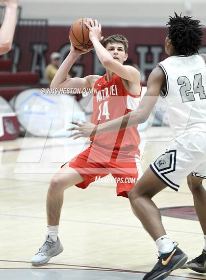 Thumbnail 2 in Mater Dei vs. Mayfair (Rancho Mirage Holiday Invitational) photogallery.