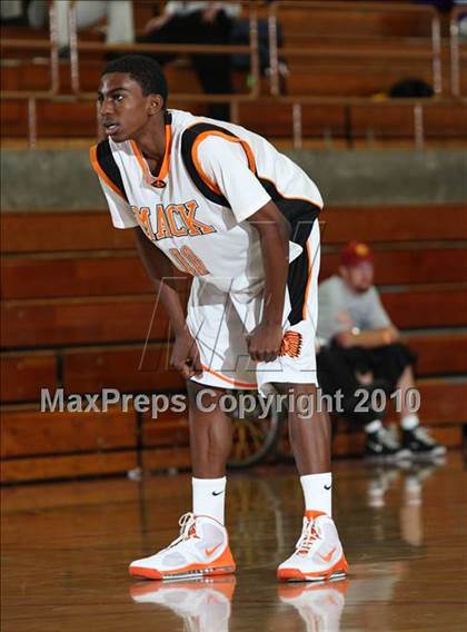 Thumbnail 2 in McClymonds vs. Fairfax (MaxPreps Holiday Classic) photogallery.