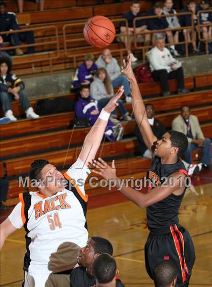 Thumbnail 3 in McClymonds vs. Fairfax (MaxPreps Holiday Classic) photogallery.