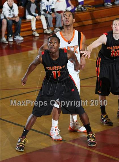 Thumbnail 2 in McClymonds vs. Fairfax (MaxPreps Holiday Classic) photogallery.