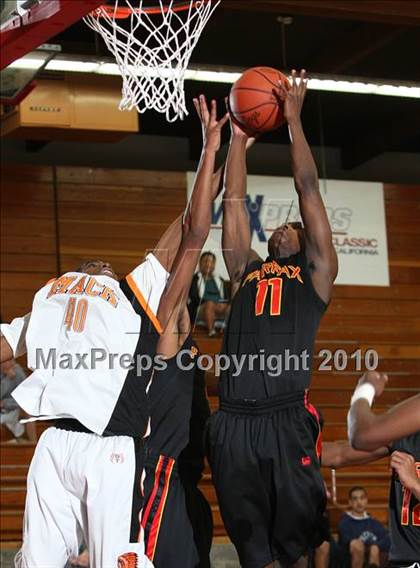 Thumbnail 3 in McClymonds vs. Fairfax (MaxPreps Holiday Classic) photogallery.