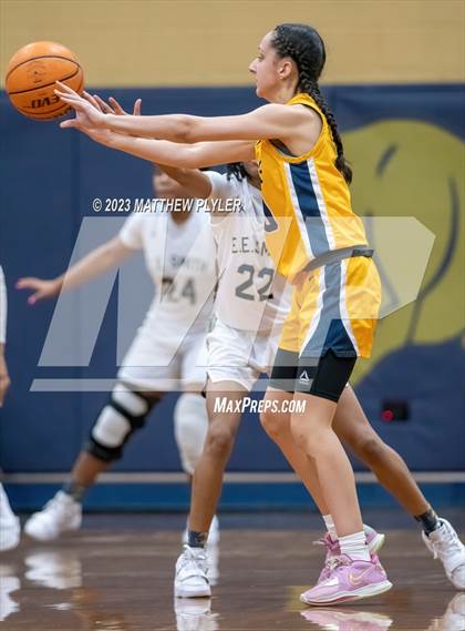Thumbnail 2 in Cape Fear vs E.E. Smith (NCHSAA 3A Fourth Round) photogallery.