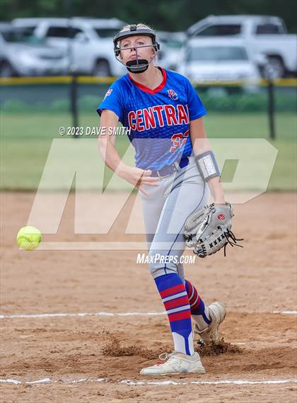 Thumbnail 3 in Mt. Pleasant vs Davenport Central (Rick Doran Classic) photogallery.