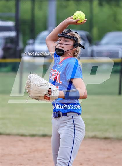Thumbnail 3 in Mt. Pleasant vs Davenport Central (Rick Doran Classic) photogallery.