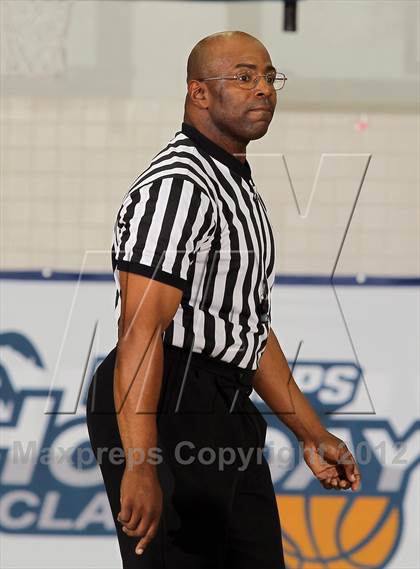 Thumbnail 2 in Patriot vs De La Salle (MaxPreps Holiday Classic) photogallery.