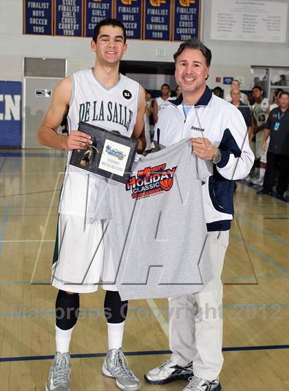 Thumbnail 3 in Patriot vs De La Salle (MaxPreps Holiday Classic) photogallery.