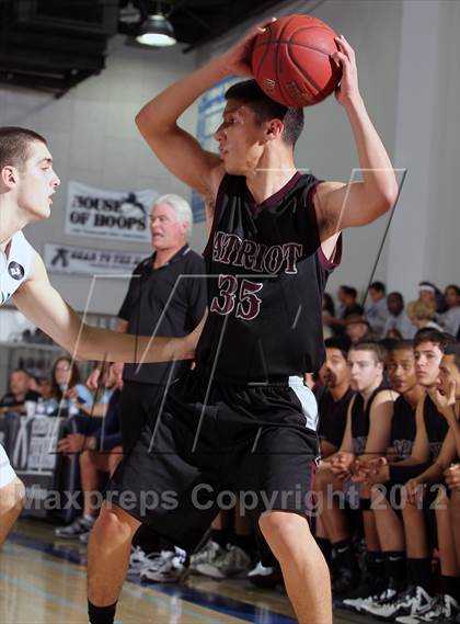 Thumbnail 2 in Patriot vs De La Salle (MaxPreps Holiday Classic) photogallery.