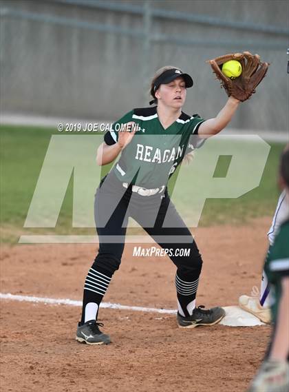 Thumbnail 3 in Reagan [Ronald] vs Warren (UIL 6A Bi District) photogallery.