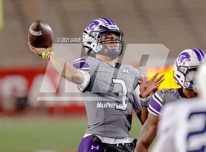Thumbnail 3 in Atascocita vs. Ridge Point (UIL 6A D1 Regional Playoff) photogallery.