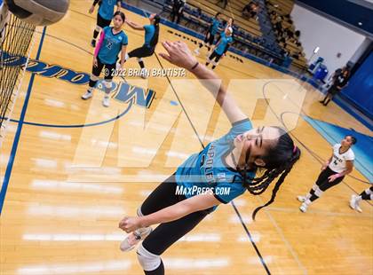 Thumbnail 3 in 'Iolani vs. Kapolei (HHSAA Division 1 Quarterfinal) photogallery.