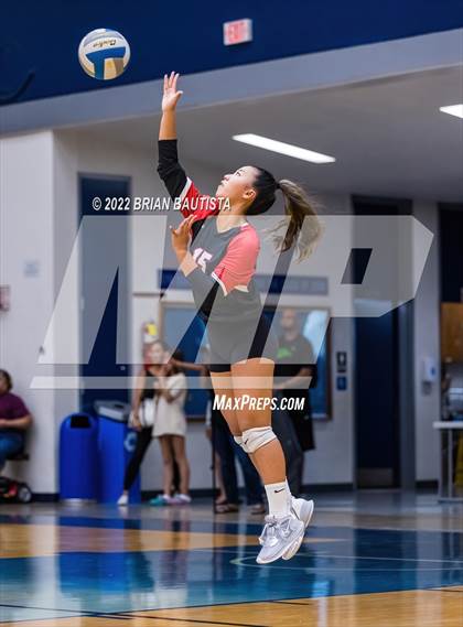 Thumbnail 2 in 'Iolani vs. Kapolei (HHSAA Division 1 Quarterfinal) photogallery.