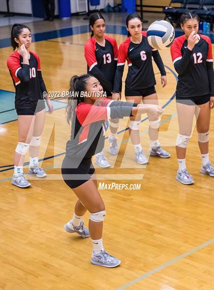 Thumbnail 1 in 'Iolani vs. Kapolei (HHSAA Division 1 Quarterfinal) photogallery.