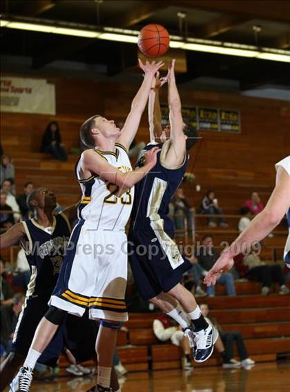 Thumbnail 1 in Bellevue vs. Chrisman (MaxPreps Holiday Classic) photogallery.