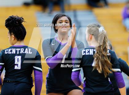 Thumbnail 2 in Papillion-LaVista vs. Omaha Central photogallery.