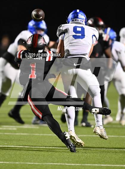Thumbnail 1 in Port Arthur Memorial vs. Barbers Hill (UIL 5A D1 Region 3 Football Championship) photogallery.
