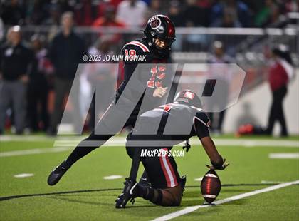 Thumbnail 3 in Port Arthur Memorial vs. Barbers Hill (UIL 5A D1 Region 3 Football Championship) photogallery.