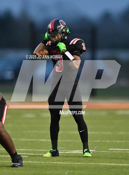 Thumbnail 1 in Port Arthur Memorial vs. Barbers Hill (UIL 5A D1 Region 3 Football Championship) photogallery.