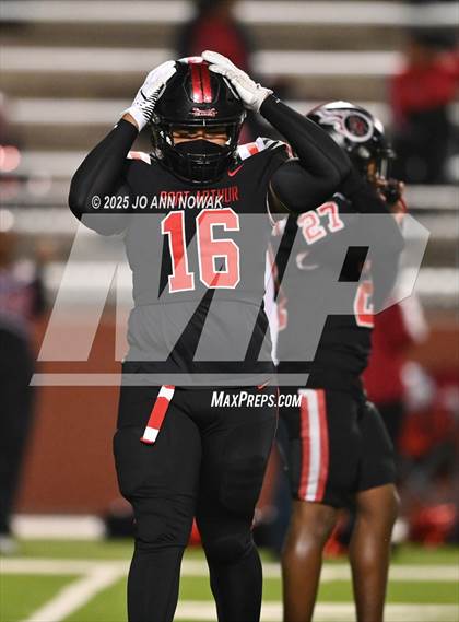 Thumbnail 1 in Port Arthur Memorial vs. Barbers Hill (UIL 5A D1 Region 3 Football Championship) photogallery.