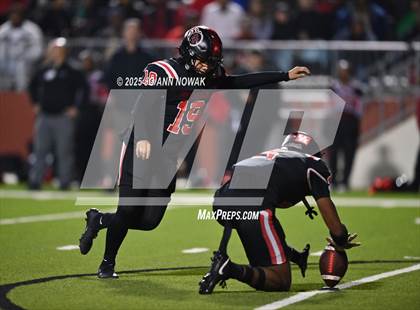 Thumbnail 2 in Port Arthur Memorial vs. Barbers Hill (UIL 5A D1 Region 3 Football Championship) photogallery.