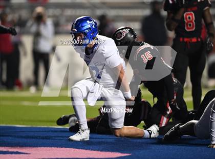 Thumbnail 1 in Port Arthur Memorial vs. Barbers Hill (UIL 5A D1 Region 3 Football Championship) photogallery.