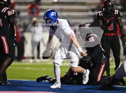 Thumbnail 2 in Port Arthur Memorial vs. Barbers Hill (UIL 5A D1 Region 3 Football Championship) photogallery.