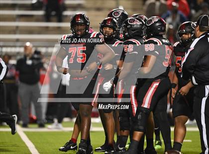 Thumbnail 2 in Port Arthur Memorial vs. Barbers Hill (UIL 5A D1 Region 3 Football Championship) photogallery.