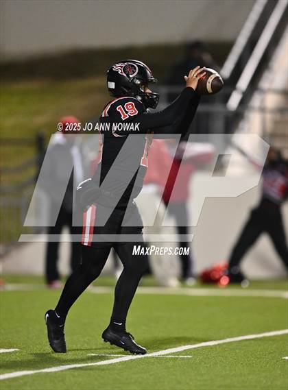 Thumbnail 2 in Port Arthur Memorial vs. Barbers Hill (UIL 5A D1 Region 3 Football Championship) photogallery.