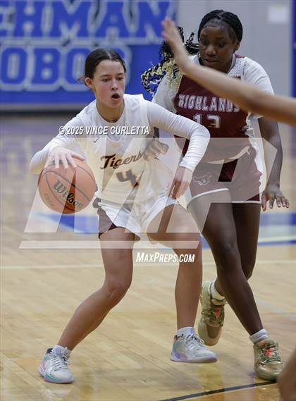 Thumbnail 2 in Highlands vs. Dripping Springs (Lobo Pack Attack Classic) photogallery.