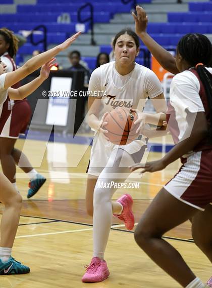 Thumbnail 2 in Highlands vs. Dripping Springs (Lobo Pack Attack Classic) photogallery.