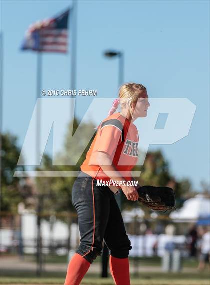 Thumbnail 2 in Pueblo West vs. Erie (CHSAA 4A Quarterfinal) photogallery.