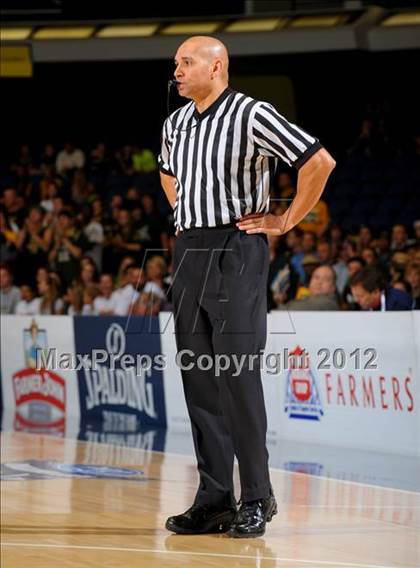 Thumbnail 2 in Royal vs. Inglewood (CIF SS D2AA Final) photogallery.