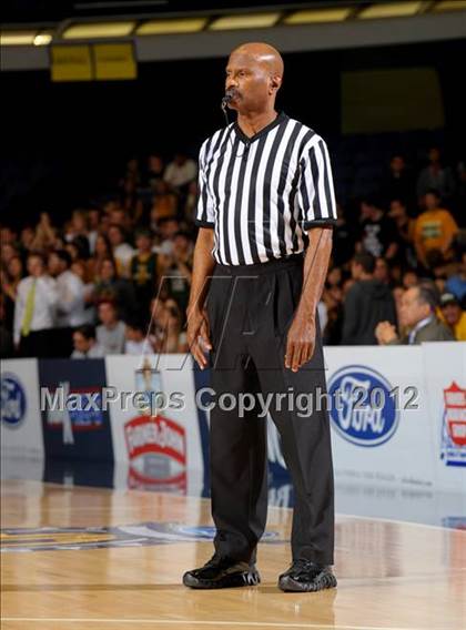 Thumbnail 2 in Royal vs. Inglewood (CIF SS D2AA Final) photogallery.