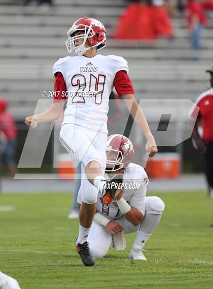 Thumbnail 3 in Oscar Smith vs. Vero Beach photogallery.