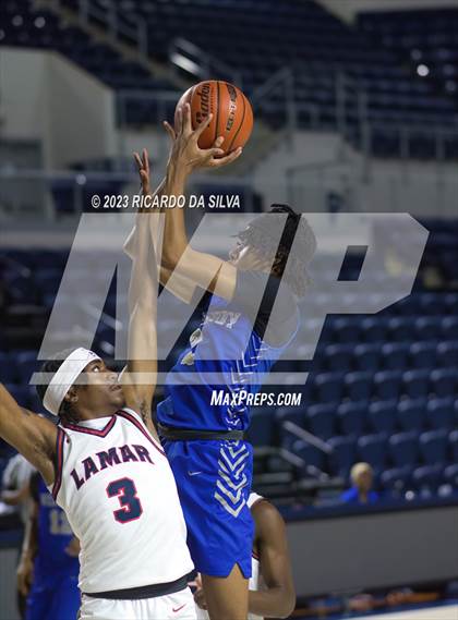 Thumbnail 3 in Lamar vs Westbury photogallery.