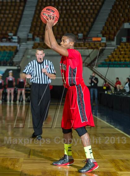 Thumbnail 2 in Regis Jesuit vs. Eaglecrest (CHSAA 5A Great 8) photogallery.