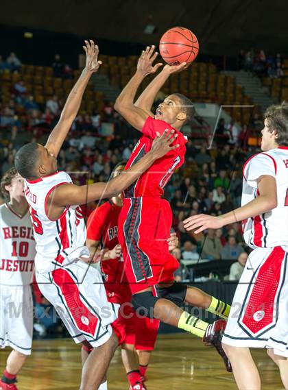 Thumbnail 1 in Regis Jesuit vs. Eaglecrest (CHSAA 5A Great 8) photogallery.