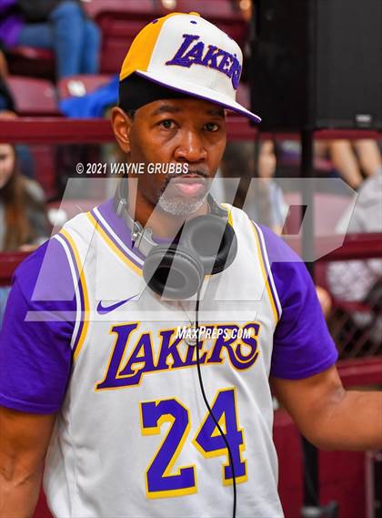 Thumbnail 2 in Lipan vs Douglass (Tenaha Holiday Hoops Classic) photogallery.