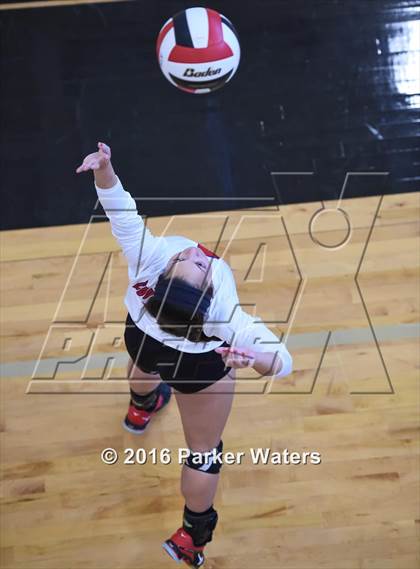 Thumbnail 3 in Metairie Park Country Day vs Riverside Academy (Sacred Heart Academy) photogallery.