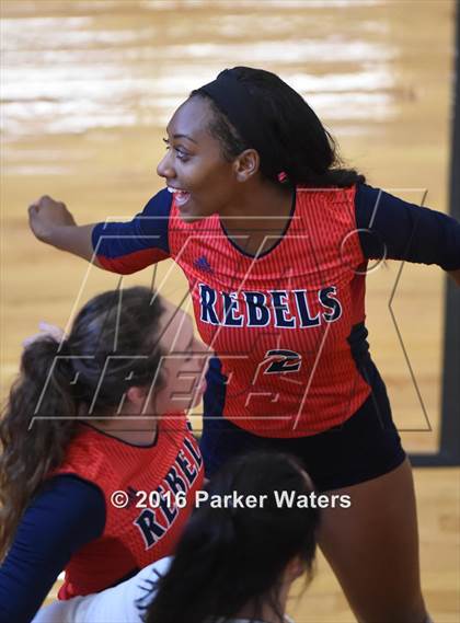 Thumbnail 3 in Metairie Park Country Day vs Riverside Academy (Sacred Heart Academy) photogallery.