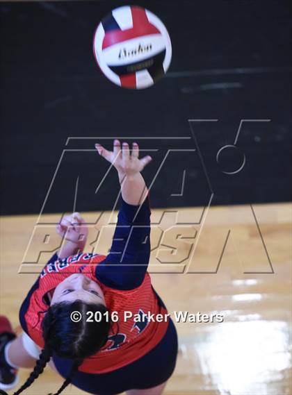 Thumbnail 3 in Metairie Park Country Day vs Riverside Academy (Sacred Heart Academy) photogallery.