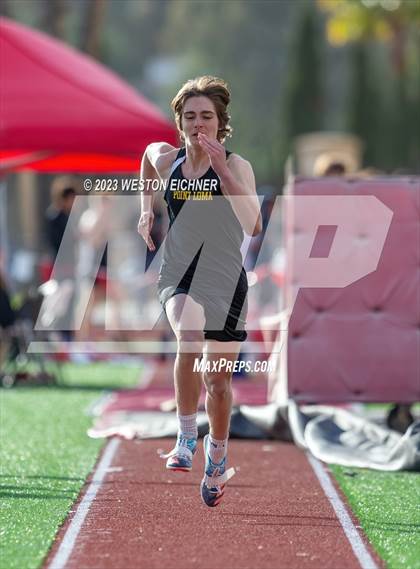 Thumbnail 2 in Cathedral Catholic Tri-Meet photogallery.