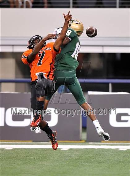 Thumbnail 1 in DeSoto vs. Douglass (Kirk Herbstreit National Kickoff Classic) photogallery.
