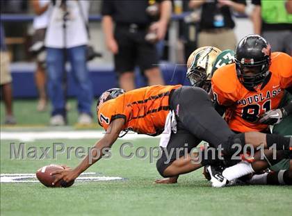 Thumbnail 2 in DeSoto vs. Douglass (Kirk Herbstreit National Kickoff Classic) photogallery.