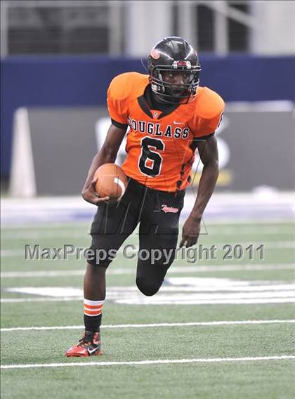 Thumbnail 2 in DeSoto vs. Douglass (Kirk Herbstreit National Kickoff Classic) photogallery.