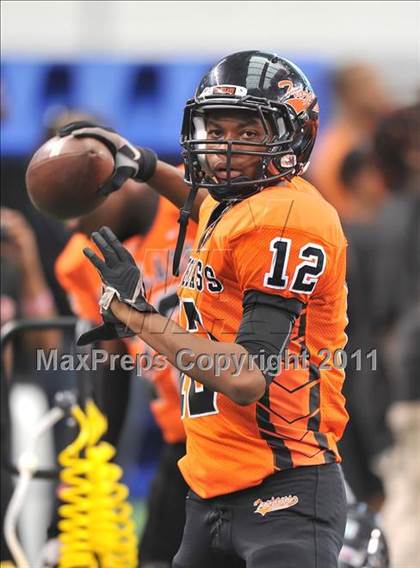 Thumbnail 3 in DeSoto vs. Douglass (Kirk Herbstreit National Kickoff Classic) photogallery.