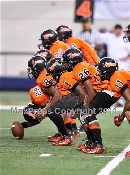 Thumbnail 3 in DeSoto vs. Douglass (Kirk Herbstreit National Kickoff Classic) photogallery.
