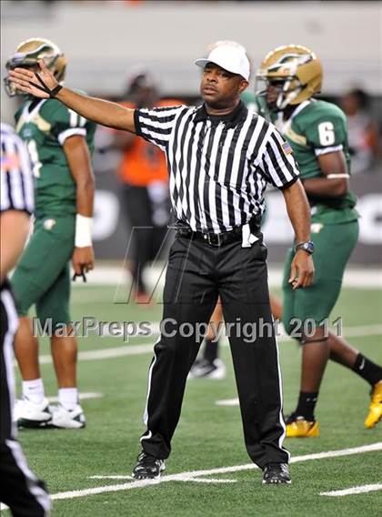 Thumbnail 3 in DeSoto vs. Douglass (Kirk Herbstreit National Kickoff Classic) photogallery.