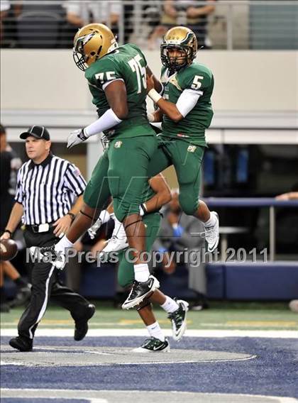 Thumbnail 2 in DeSoto vs. Douglass (Kirk Herbstreit National Kickoff Classic) photogallery.